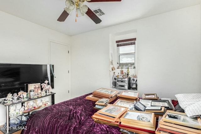 bedroom featuring ceiling fan