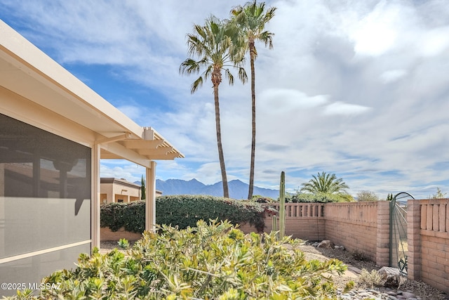 view of yard featuring a mountain view