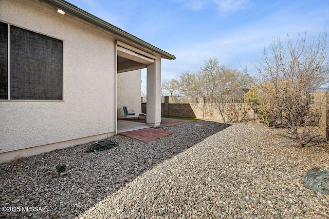 view of yard featuring a patio area