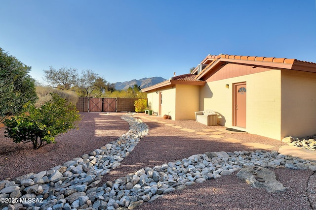 view of yard with a mountain view