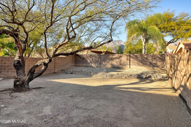 view of yard with a mountain view