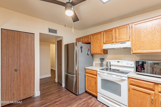 kitchen with electric stove, dark hardwood / wood-style flooring, stainless steel refrigerator, and ceiling fan