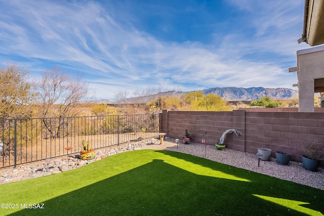 view of yard featuring a mountain view