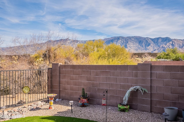 view of yard with a mountain view