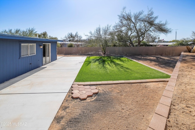 view of yard featuring a patio