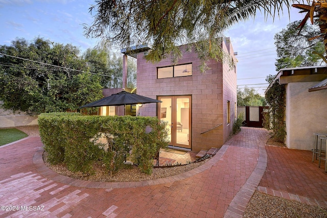 view of front of property featuring a patio area