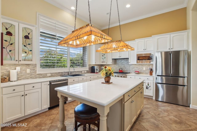 kitchen featuring a sink, backsplash, stainless steel appliances, and crown molding