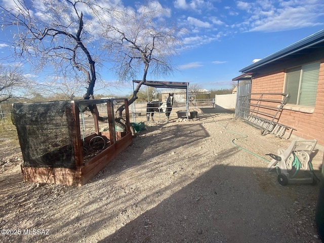 view of yard featuring an outdoor structure