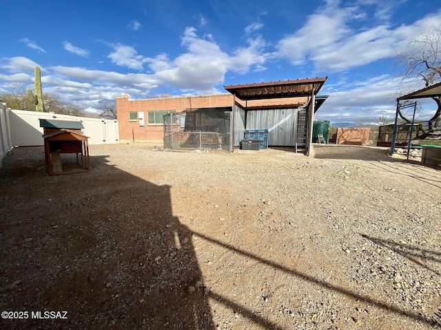 view of yard featuring an outbuilding