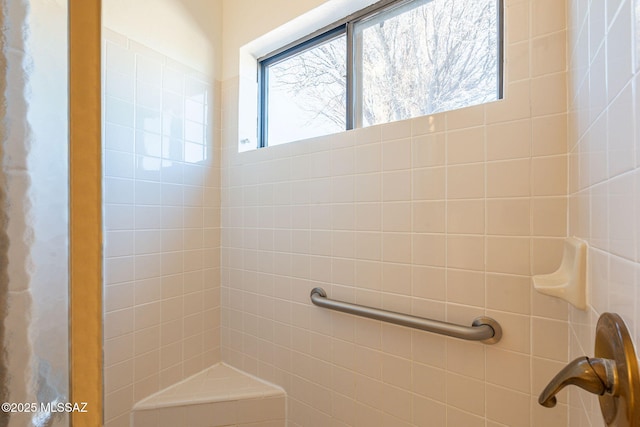 bathroom featuring a tile shower