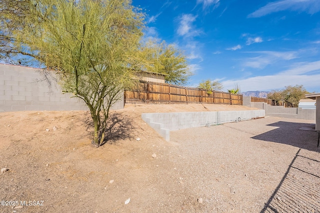 view of yard featuring a mountain view