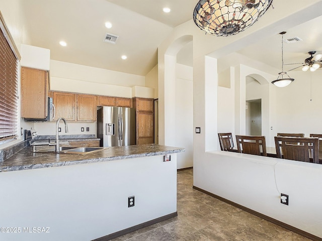 kitchen with sink, decorative light fixtures, appliances with stainless steel finishes, kitchen peninsula, and ceiling fan