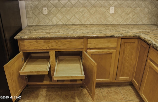 room details with tasteful backsplash and indoor bar