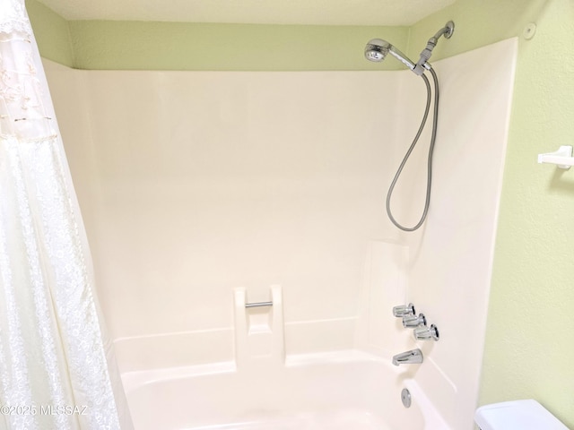 290 N Paseo De Los Conquistadores, Green Valley, AZ 85614 - full bath featuring shower / bath combination with curtain and toilet