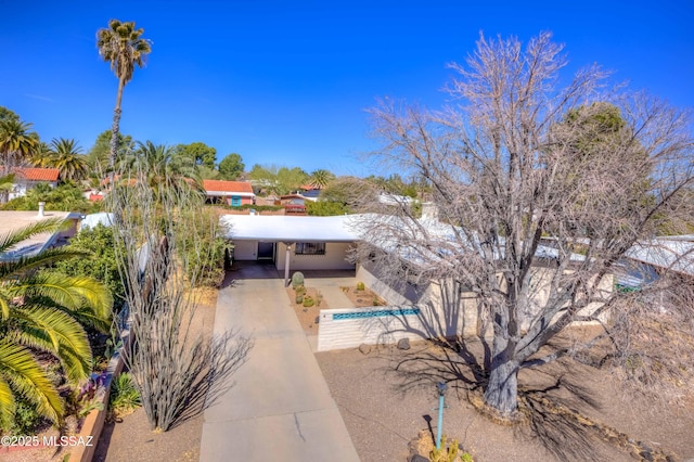 view of front facade with driveway and a carport