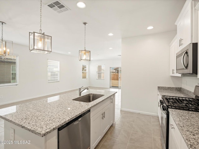 kitchen featuring visible vents, an island with sink, recessed lighting, a sink, and appliances with stainless steel finishes