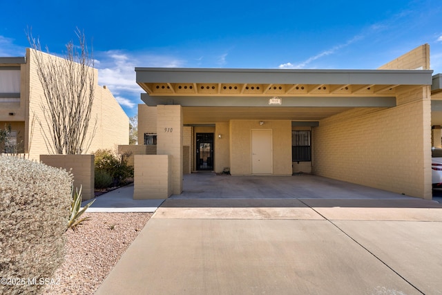 view of front of property featuring an attached carport and driveway