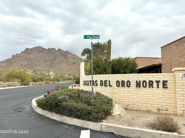 community / neighborhood sign featuring a mountain view