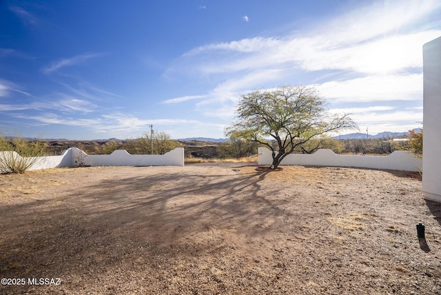 view of yard featuring a mountain view