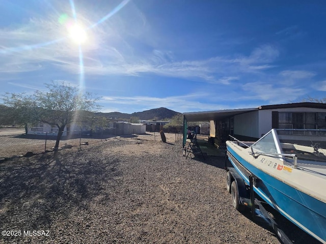 view of yard featuring a mountain view