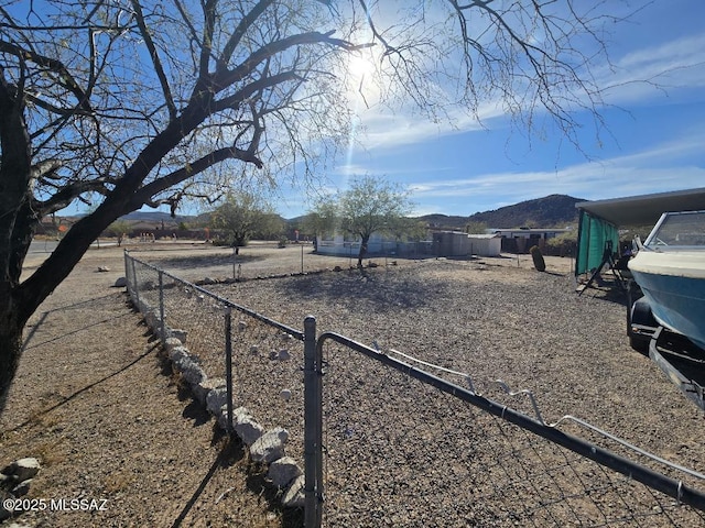 view of yard featuring a mountain view