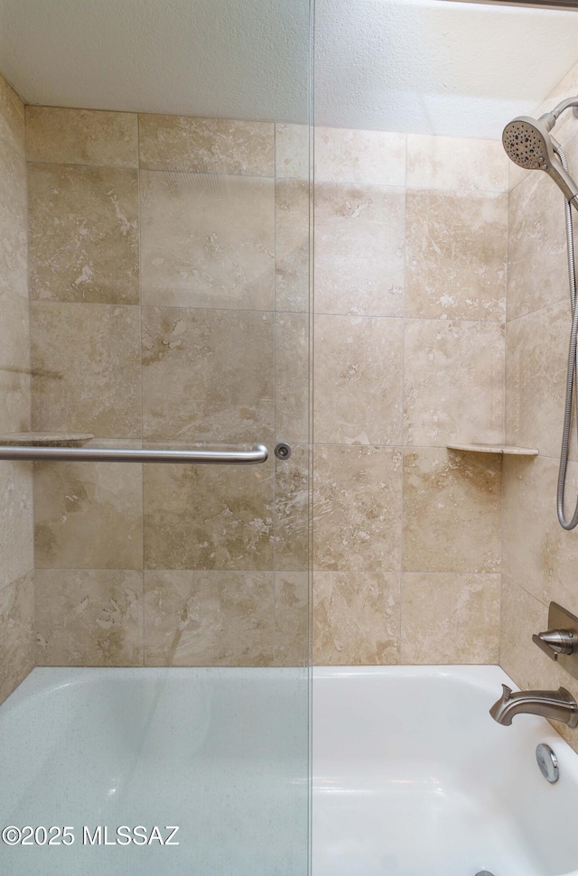 bathroom featuring tiled shower / bath combo