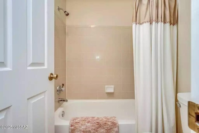 bathroom featuring shower / tub combo