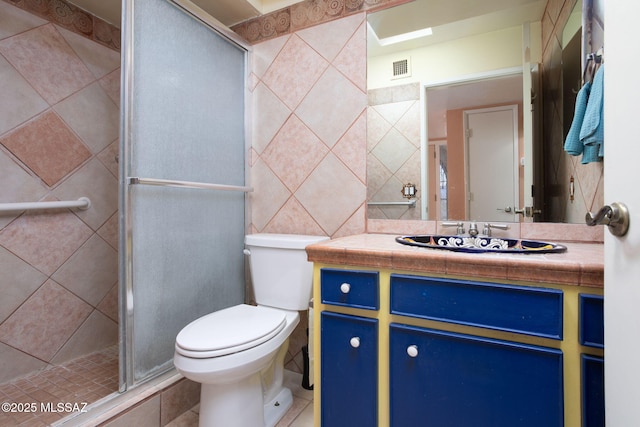 full bath featuring toilet, a shower stall, visible vents, and vanity