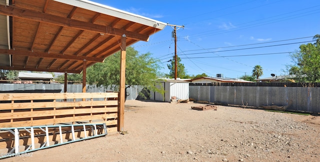 view of yard featuring a shed