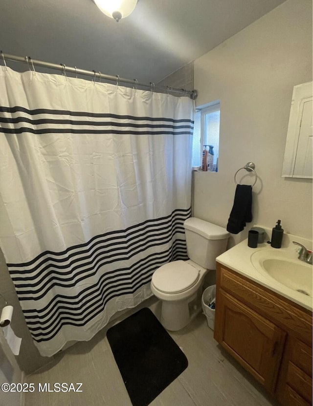 2221 S Sahuara Ave, Tucson, AZ 85711 - full bathroom with vanity, toilet, and a shower with curtain