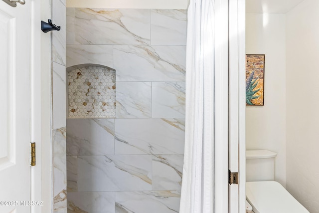 bathroom featuring a tile shower