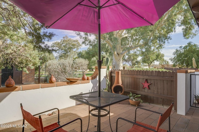 328 S Paseo Pena Unit C, Green Valley, AZ 85614 - view of patio / terrace with fence