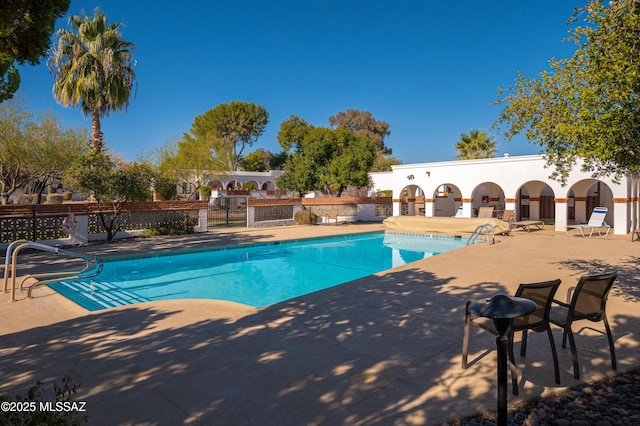 328 S Paseo Pena Unit C, Green Valley, AZ 85614 - community pool with fence and a patio area