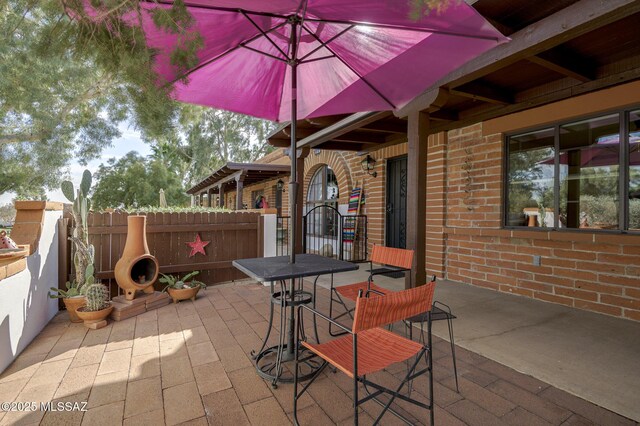 328 S Paseo Pena Unit C, Green Valley, AZ 85614 - view of patio with outdoor dining space and fence