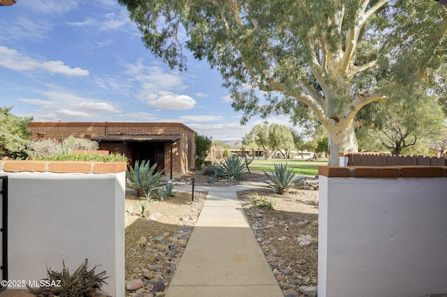 328 S Paseo Pena Unit C, Green Valley, AZ 85614 - view of yard featuring fence