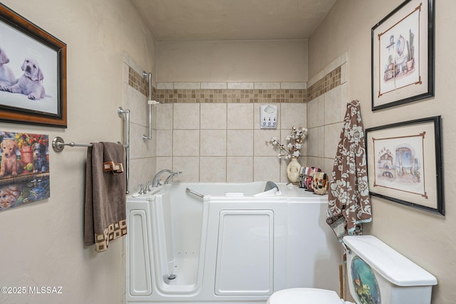 3910 S Via Del Ruisenor, Green Valley, AZ 85622 - bathroom featuring a bathing tub