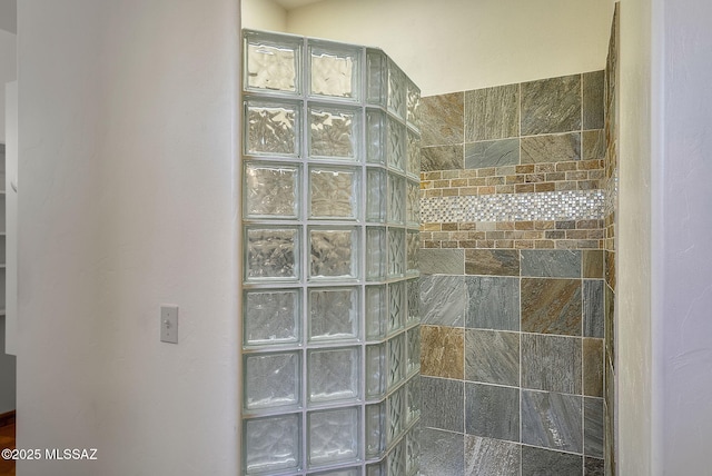 bathroom featuring tiled shower