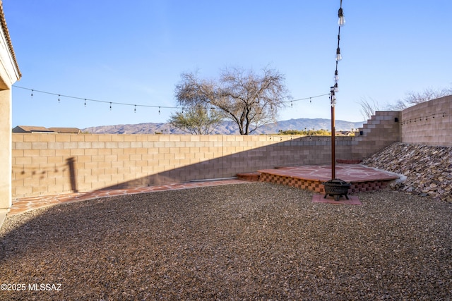 view of yard featuring a mountain view