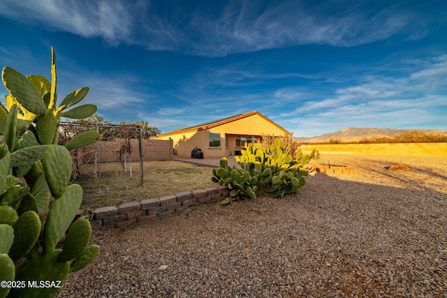 view of yard featuring a mountain view