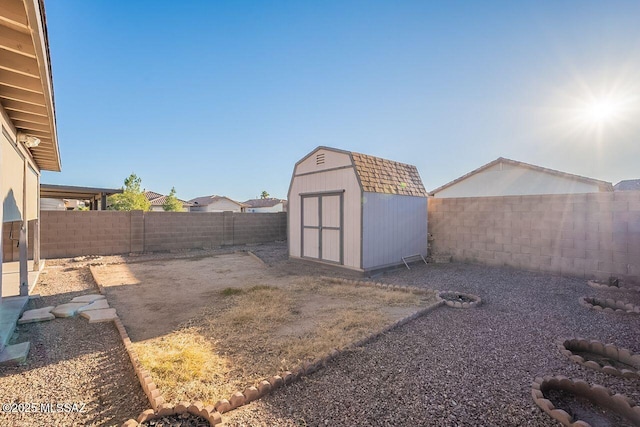 view of yard featuring a shed