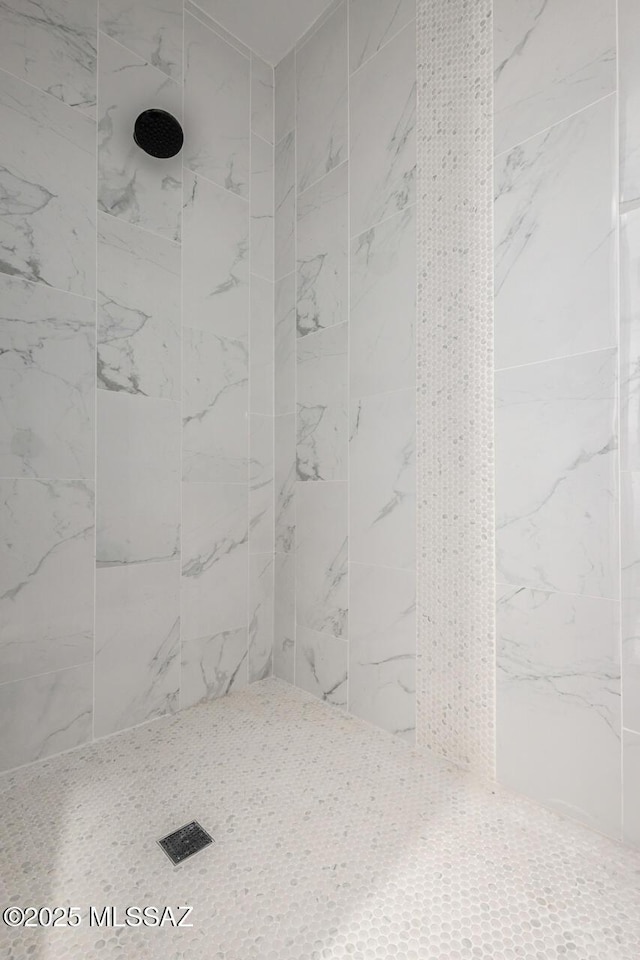 bathroom featuring a tile shower