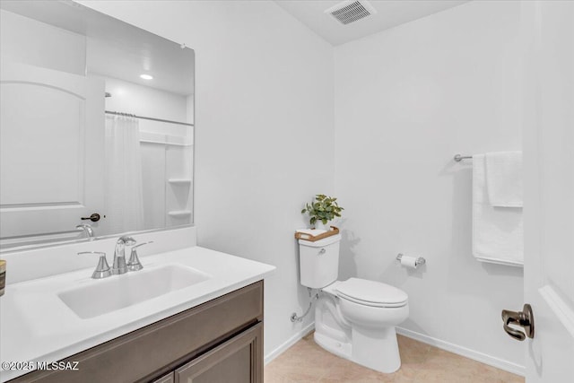full bathroom featuring visible vents, vanity, toilet, baseboards, and a shower with shower curtain