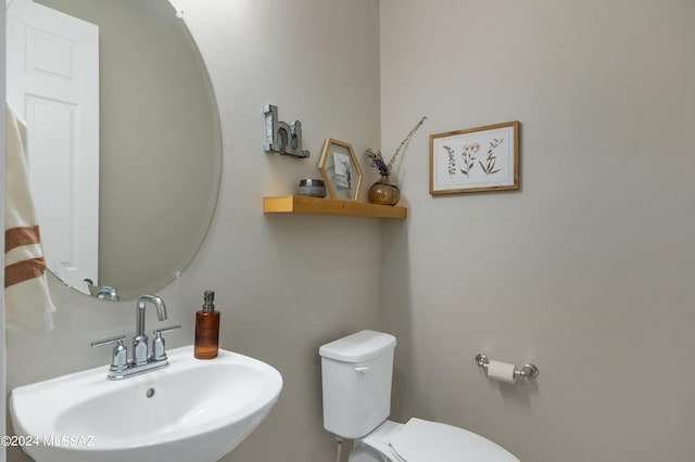 bathroom featuring toilet and sink