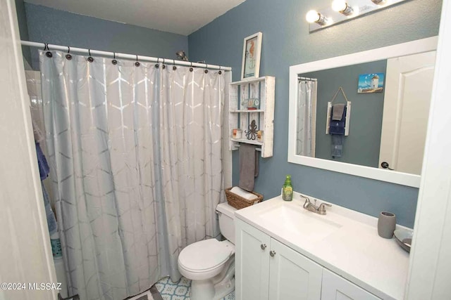 full bathroom featuring toilet, curtained shower, and vanity