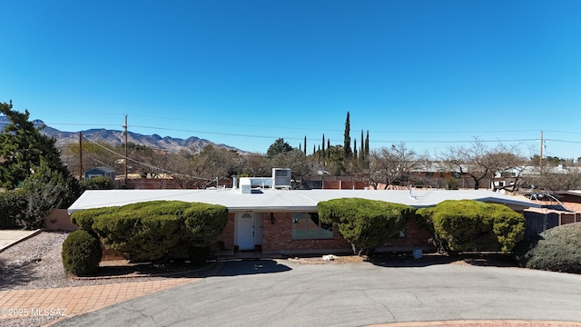 single story home featuring a mountain view