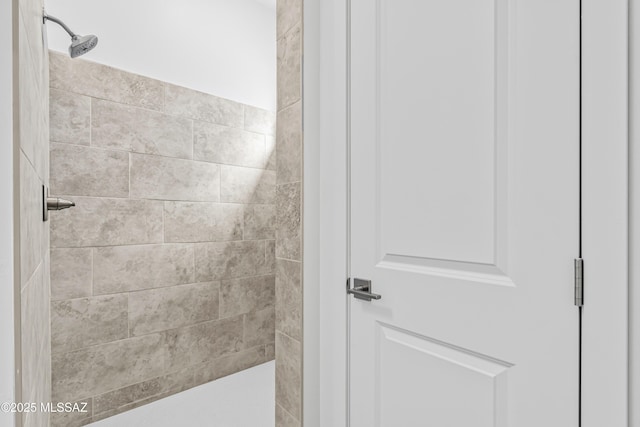 bathroom featuring tiled shower