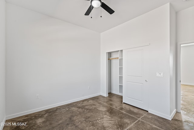 unfurnished bedroom with ceiling fan and a closet