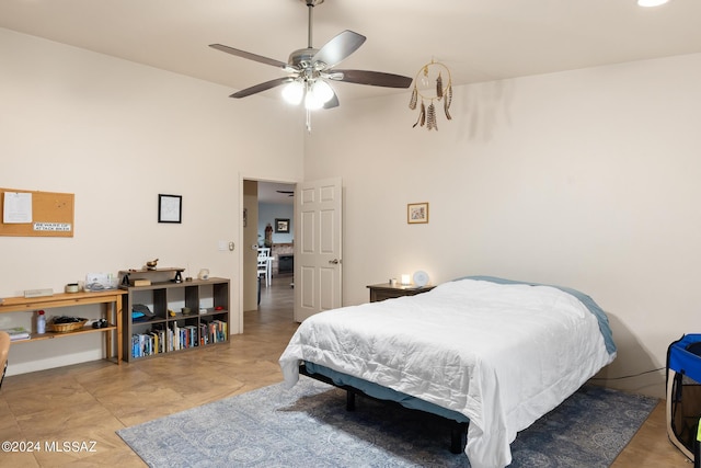 bedroom with a towering ceiling and ceiling fan