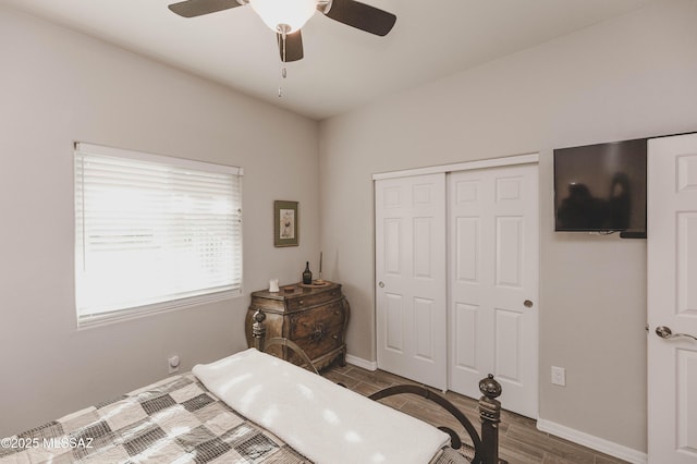 bedroom featuring dark wood-type flooring, ceiling fan, and a closet