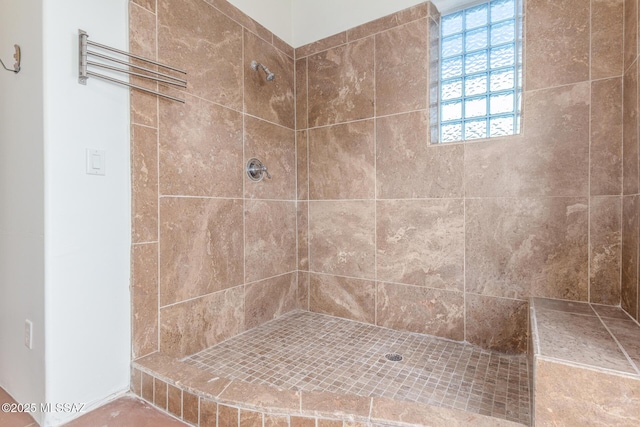 bathroom featuring a tile shower